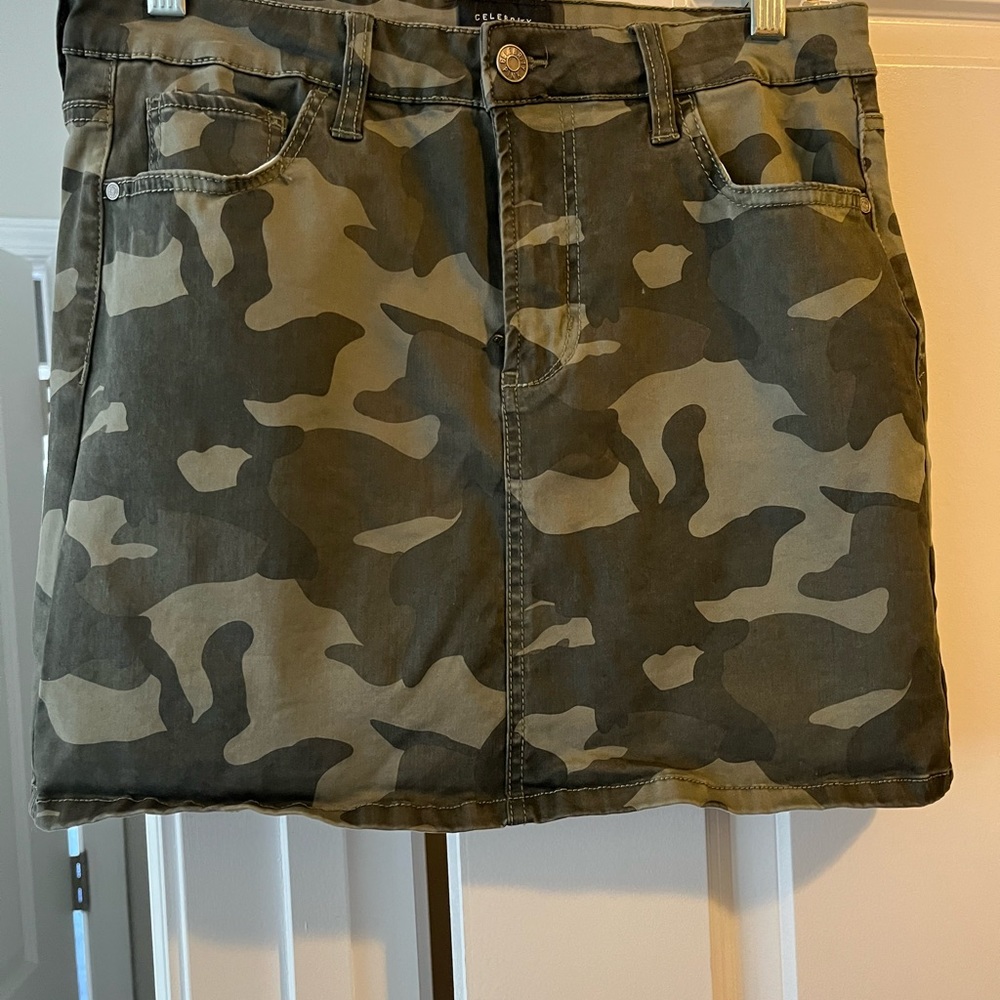 Gently used skirt camo skirt. Size 5/27 which is a size medium